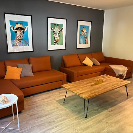 Giraffe Apartment *